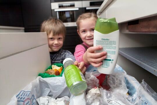 Barn viser emballasje av plast